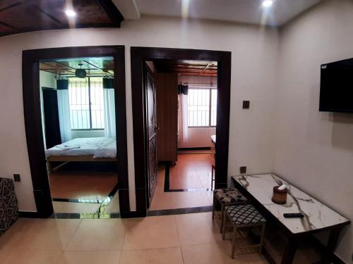Μια τηλεόραση ή/και κέντρο ψυχαγωγίας στο Dunleigh Apartments Murree