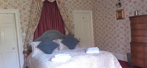 Кровать или кровати в номере The Circus Apartment