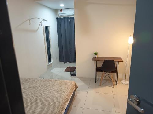 Katil atau katil-katil dalam bilik di Tenang Haven Upper Floor with private porch and staircase