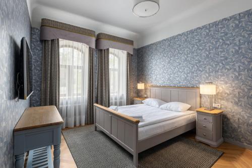 En eller flere senge i et værelse på Roze Republikas Apartments