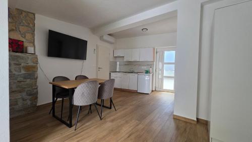 une cuisine et une salle à manger avec une table et des chaises dans l'établissement Apartma Lana, à Koper