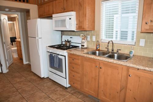 Una cocina o cocineta en Slickrock Cabin #12