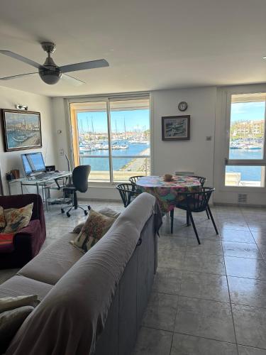 un salon avec un canapé et une table dans l'établissement T2 50M2 BELLE VUE CALME CENTRE PORT PARKING, au Cap d'Agde