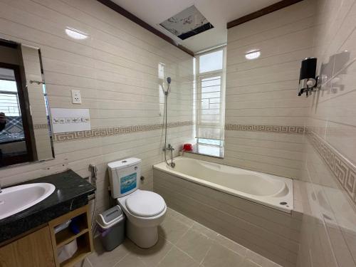 Ένα μπάνιο στο Chung cư Hoàng Anh Gia Lai Đà Nẵng Luxury 3BR Apartment