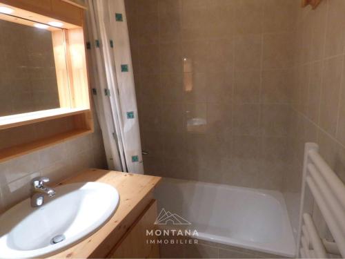 une salle de bain avec un lavabo et une baignoire dans l'établissement Studio Confortable avec Coin Montagne et Garage - 4 Pers - Le Grand-Bornand - FR-1-458-190, au Grand-Bornand