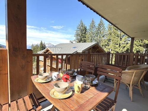 une table en bois sur le pont d'une cabine dans l'établissement Appartement spacieux 4 pièces à Crest-Voland, 6 pers., balcon, piscine chauffée, garage, proche pistes - FR-1-595-63, à Cohennoz