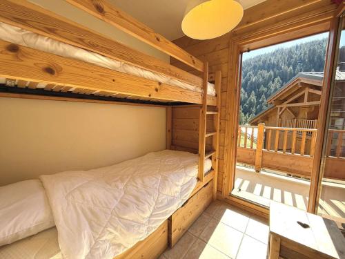 - une chambre avec 2 lits superposés et une grande fenêtre dans l'établissement Appartement spacieux 4 pièces à Crest-Voland, 6 pers., balcon, piscine chauffée, garage, proche pistes - FR-1-595-63, à Cohennoz