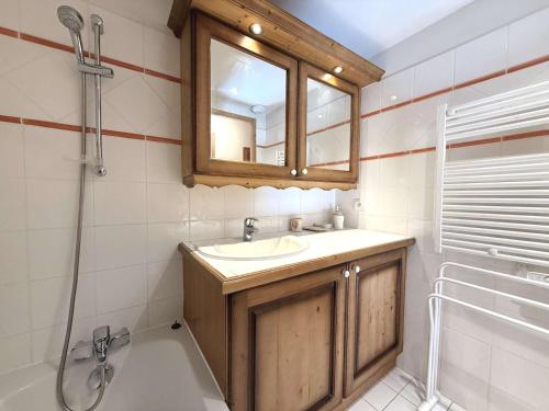 une salle de bain avec un lavabo, un miroir et une baignoire dans l'établissement Appartement spacieux 4 pièces à Crest-Voland, 6 pers., balcon, piscine chauffée, garage, proche pistes - FR-1-595-63, à Cohennoz