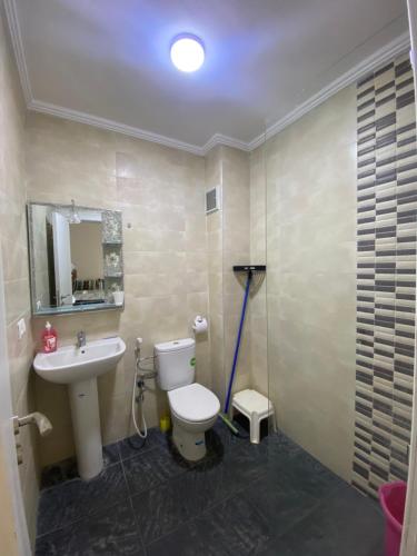 a bathroom with a white toilet and a sink at Appartement à louer Complexe City Center in Oued Laou