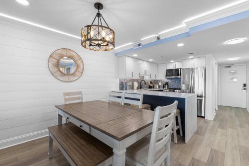 Dapur atau dapur kecil di Extraordinary Oceanfront Escape - Unit 709
