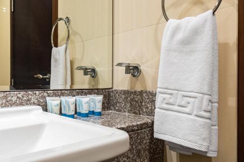Ένα μπάνιο στο Amazing BeachFront Apartments near Atlantis Waterpark by Simply Comfort Sarai Palm Jumeirah