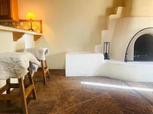 Ruang duduk di Hacienda Del Sol Historic B&B