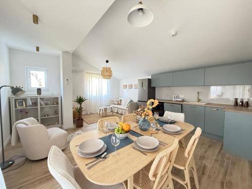 een keuken en eetkamer met een tafel en stoelen bij Lavanda in Mandre