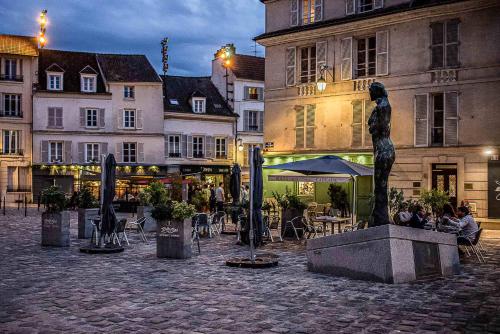 a statue in the middle of a street with buildings at Studio B4 - Centre-Ville Meaux - Proche Disneyland in Meaux