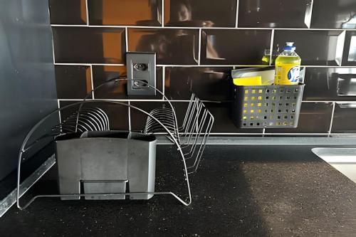 a kitchen with a dish drying rack and a sink at Alto padrão com vista panorâmica in Santos