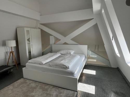 un letto bianco in una stanza con di Hotel Brauhof Wien a Vienna