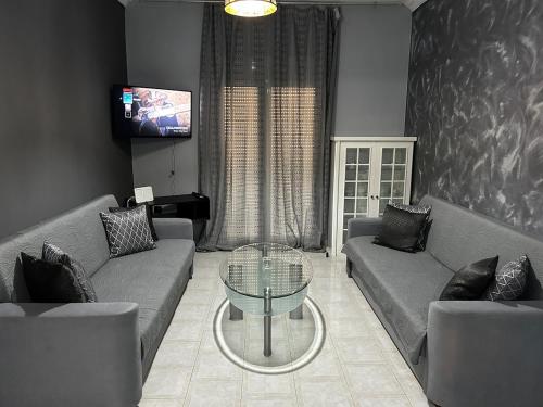 Φωτογραφία από το άλμπουμ του Elegant 2BR by the Sea, Central Stavros extra Comfort στον Σταυρό