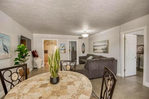 Χώρος καθιστικού στο Walk to the water - Historic Home near Downtown LWB