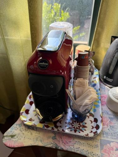 a blender sitting on top of a table at la Bellavita rooms in Caltanissetta