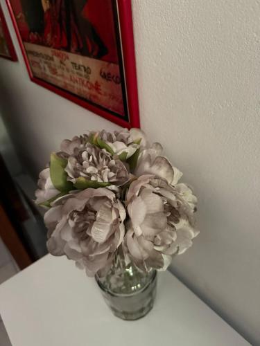 a vase filled with flowers sitting on a table at la Bellavita rooms in Caltanissetta