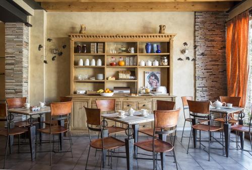 uma sala de jantar com mesas e cadeiras e uma prateleira em Hotel San Pietro em Villafranca di Verona