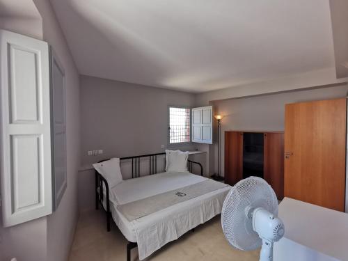 une chambre avec un lit avec un ventilateur et une fenêtre dans l'établissement MONS 4 chambres vue panoramique sur la ville et ses environs climatisation parking intra muros, à Avignon