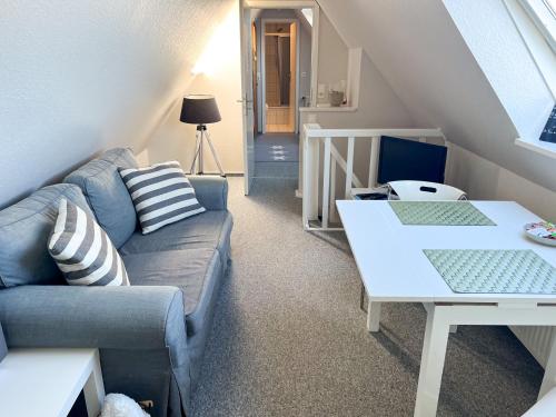 a living room with a couch and a table at Kuscheliges Sylt Zuhause für 2 Personen in Westerland (Sylt)