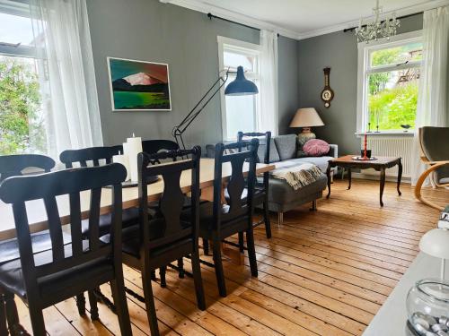 Posezení v ubytování Landakot The Perfect Getaway by StayNorth