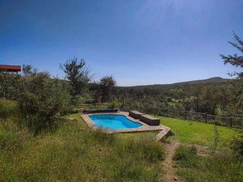 una piscina en medio de un campo en Moonraker Outdoor Adventure Camp, en Voigtland