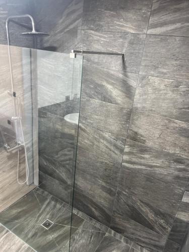 una doccia con una porta in vetro in un bagno di Hostal Las Cruceras a Las Cruceras