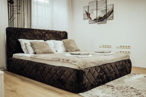 Katil atau katil-katil dalam bilik di Basement Luxe