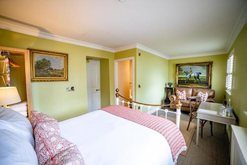 Postel nebo postele na pokoji v ubytování Deerpark Inn
