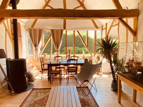 une salle à manger avec une table et des chaises dans une pièce dans l'établissement Les Volets Bleus, à Cormont