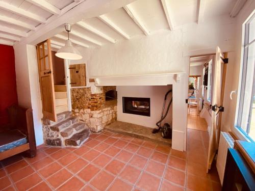 un salon avec une cheminée dans une maison dans l'établissement Les Volets Bleus, à Cormont