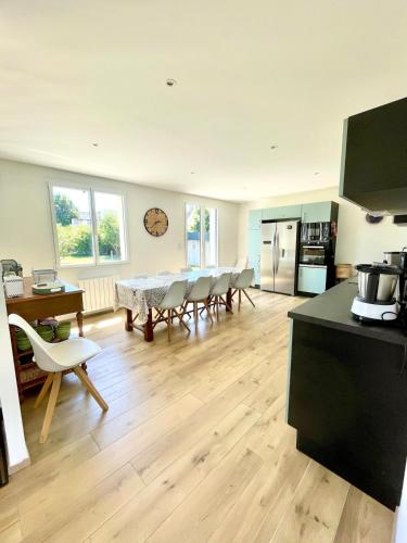 une cuisine et une salle à manger avec une table et des chaises dans l'établissement Maison rénovée en centre-ville, à 5 min des plages, à Beaussais sur Mer
