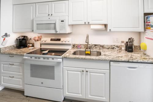 Kuchyň nebo kuchyňský kout v ubytování Couple's Getaway! Oceanfront Oasis - Corner Balcony, Beach Views, Full Kitchen, Steps to the Sand