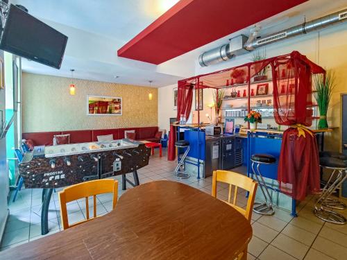 restauracja z barem, stołami i krzesłami w obiekcie Westend City Hostel w Wiedniu