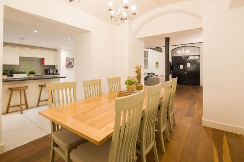Η κουζίνα ή μικρή κουζίνα στο Liverpool Gem, Spacious 2BR Apt, Sleeps 8