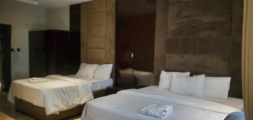 Postel nebo postele na pokoji v ubytování Charles Stainless Hotel