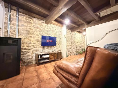 Televízia a/alebo spoločenská miestnosť v ubytovaní A de Pepita, Turismo Rural en Padrón by URent