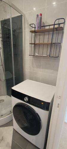 une machine à laver dans une salle de bain avec douche dans l'établissement Appartement vue mer et panoramique, 2 chambres, 3 lits, à Nice
