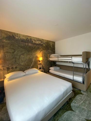 Ένα ή περισσότερα κρεβάτια σε δωμάτιο στο Hôtel Pont Rouge , Carcassonne