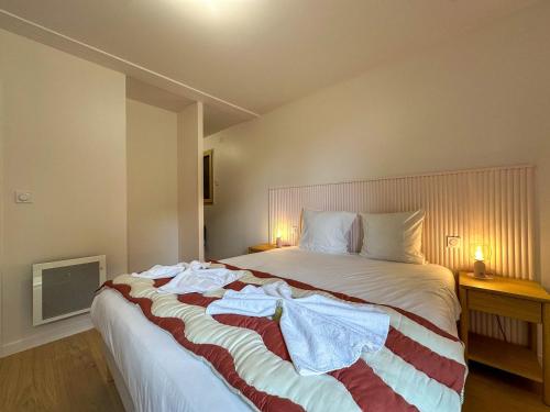 a bedroom with a large bed in a room at Le Spot - Bain Nordique – Vue Cathédrale in Chartres