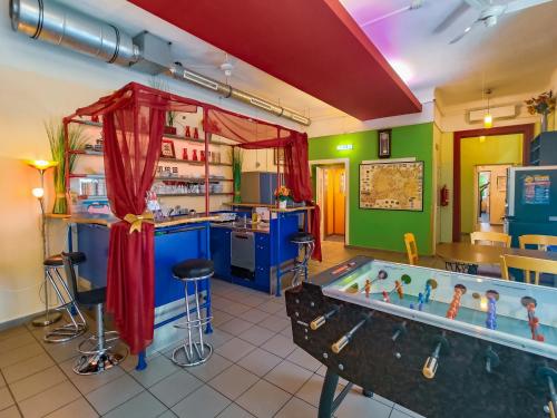 kuchnia z wanną z hydromasażem na środku pokoju w obiekcie Westend City Hostel w Wiedniu