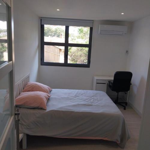 - une chambre avec un lit, une fenêtre et une chaise dans l'établissement Spacieux appartement moderne, à La Garde