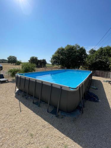 une grande piscine dans un bateau au sol dans l'établissement Domaine Camp Fourca, à Mirabeau