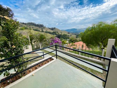a balcony with a view of the mountains at Descanse em meio a natureza com muito charme in Monte Alegre do Sul