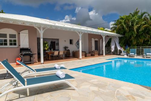 Bassein majutusasutuses Sweet Villa, piscine, vue panoramique sur la mer, proche plage, Sainte Luce või selle lähedal