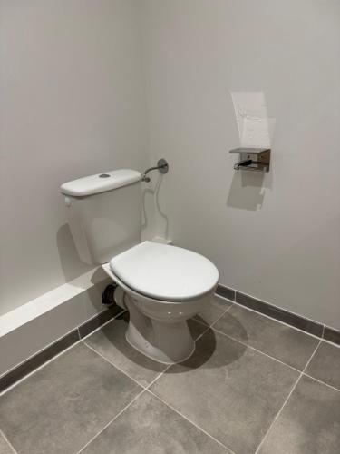 een badkamer met een wit toilet in een kamer bij Studio Cosy in Saint-Gaudens
