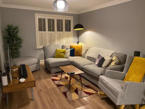 uma sala de estar com um sofá e uma mesa em Gleanntan House - Beautiful Town House with Free parking em Killarney